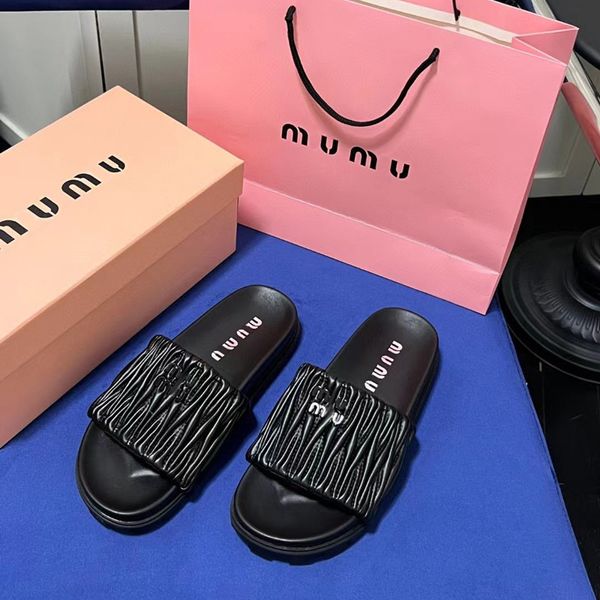 Sandales d'été pantoufle extérieure de luxe concepteur de luxe diapositive miui plage femme mocteur mule sexy chaussures décontractées de haute qualité calitres plats en cuir en cuir sandale piscine mens dame