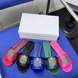 Sandalias de verano zapatillas y zapatos de diseñador de diamantes zapatos de alta calidad para mujeres planos negros de durazno de durazon