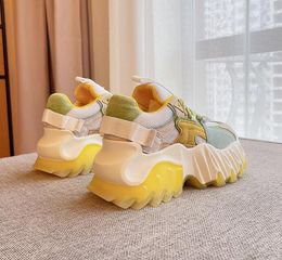 Chaussures d'été Soulangement designer coloré en cuir authentique sport sport de mode décontractée pour femmes chaussures round orteil tenn c
