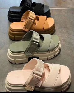 Chaussures d'été Nouveau Uggie Aston Semelle épaisse Femmes Pantoufles Designer Velcro réglable élève la tendance Sandales polyvalentes pour femmes Semelle extérieure 36-41