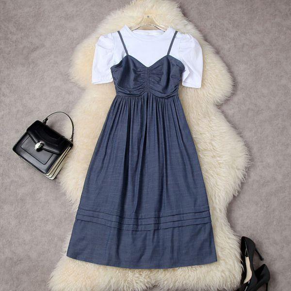 Été manches courtes deux pièces robe costumes col rond blanc couleur unie t-shirt haut bretelles spaghetti denim lambrissé mi-mollet 2 pièces ensemble 22L256009