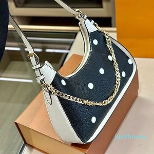 Bolsos de hombro de verano Bolsos de diseñador para mujer Cadena gruesa Croissant Hombro Bolsos cruzados para el cuerpo Cierre a presión Carta de punto de moda Correas desmontables