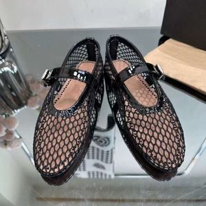 Taille d'été avec ceinture en maille patchwork évidée boucle de ceinture de chaussure pour femmes décontracté en cuir verni nouveau fil de chaussure unique noir plat