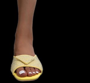 Pantoufles d'été 2023 Designer glissades femmes Sandales en strass de mode Low Talon Black Square Toe Talons Beach Walk Slippers CO9564314