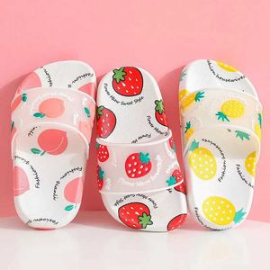 Zomer slippers kinderen indoor cartoon fruit aardbei girl flip flop dia sandalen strand kinderen thuis vloer schoenen 210712