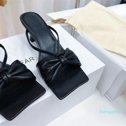 zomerslippers dames sandalen ontwerper mode minimalistisch vierkant hoofd lage hak leer dunne riem zwart lui kantoor carrière cocktail diner luxe jurk schoenen