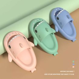 Zapatillas de verano para mujeres livianas toboganes tiburones chanclas de baño chanclas en casa zapatos planos antideslizantes pareja sandalias infantiles
