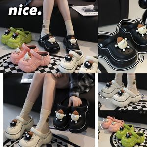 Pantoufles d'été Matériau doux et élastique Créateur de mode Femmes Hommes Diapositives Luxe Femme Mocassins Sandales Maison Sliders Chaussures de plage Sandales GAI