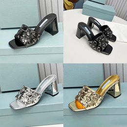Pantoufles d'été en cuir verni diapositives chaussures de designer pour femmes triangle logo chaussures de plage sandales à talons épais chaussures de couleur laser sexy en plein air or noir argent