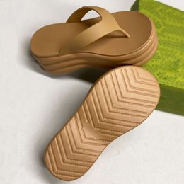 Pantoufles d'été Femmes Plate-forme string Sands Sandals Place Flipplops Designer Shoe Rubber Shoe Cool Soft Soft Slipper Outdoor Tlides avec boîte 554