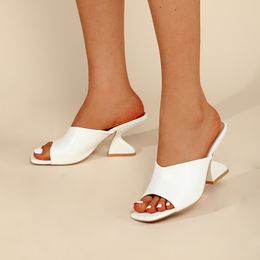 Printemps d'été et chaussures de femmes en cuir brillant à talons hauts en cuir brillant semi-pantoufles noires blanches sandales talon