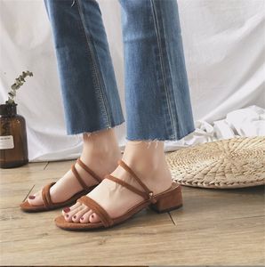 Zomer vierkante hakken slip op slippers vrouwen peep toe sandalen klassieke zwarte elegante lage hak buiten feest jurk schoenen twee soorten slijtage 010