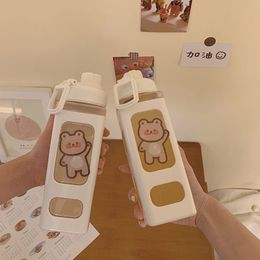 Cup de paille d'été bouteilles d'ours carré créatif avec une échelle de poignée pour enfants fille transparent en plastique en plastique tasse
