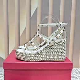 Summer Stud Srivet Platform Wedge Sandales Femmes Designers de luxe Cuir Chunky Gladiator Talon Sandal Soirée Chaussures de soirée Usine Footwear35-43 Box