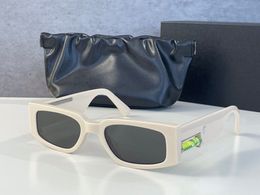 Zomerzonnebril voor mannen en vrouwen stijl OOTD anti-ultraviolet retro plaat klein volledig frame speciaal ontwerp brillen willekeurige doos