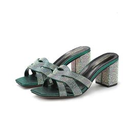 Zapatillas de playa de moda Joker de tacón grueso de verano Zapatillas de mujer simples e informales con diamantes Sandalias de punta abierta de verano 240318