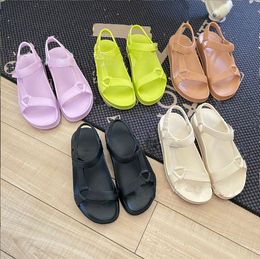 Sandales d'été à semelle épaisse chaussures de créateurs de femmes confort en cuir confort extérieur sable pantoufle à choos en caoutchouc semelle de mode de mode de loi