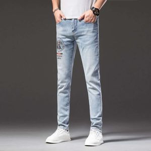 Zomer dunne lichtblauwe geborduurde Hot Diamond-jeans, Europese trendy merk slim-fit herenbroek met kleine rechte pijpen