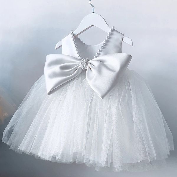 Été enfant en bas âge bébé filles 1er anniversaire baptême robes de fête dos nu arc mignon bébé robe blanche perles de mariage robes de bal 240307