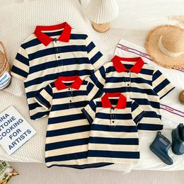 Zomertoerisme 2023 Ouderchild jurk voor een gezin van drie verwesterde moederdochter gestreepte polo t -shirt vakantie 240507