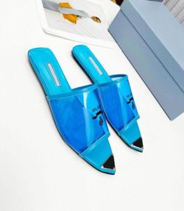 Été Transparent PVC Luxury Sandales Sandales Glissages en cuir pour femmes Soleinside Triangle en métal émaillé Logo dames chaussures plates SIZ6300236