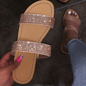 Été Transparent femmes Bling pantoufles plat doux gelée chaussures Bling femme tongs grande taille en plein air dames diapositives chaud 2019