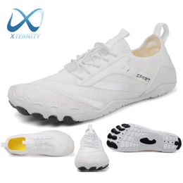 Summer Ultralight Aqua Chaussures hommes extérieurs non glisses d'eau femme respirante sneaker pieds nus nage en amont patauge 240416