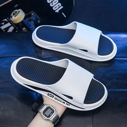 Été Unisexe Slippers Fashion Tendance extérieure Sandales de plage extérieures hommes Chaussures respirantes sans glissement de pantoufle épaisse.