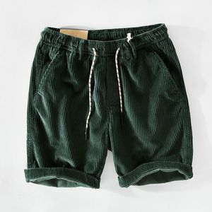 Été Vintage vert cordonnage décontracté shorts pour hommes lâches élastiques hautes couleurs solides de la jambe large short streetwear plage de plage 2404274