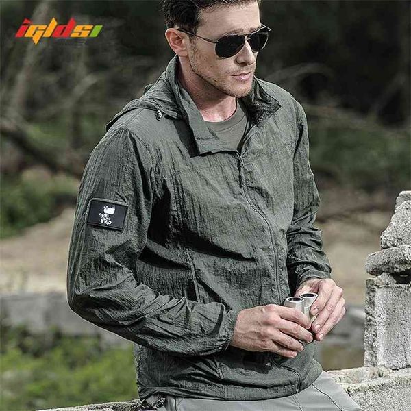 Verano impermeable de secado rápido chaqueta de piel táctica hombres con capucha impermeable delgada cortavientos protector solar ejército militar 210811