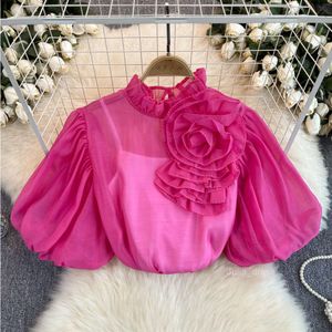 Été portant une chemise française pour les femmes avec une chemise en mousseline de mousseline à manches à bulles florales en trois dimensions associées à un ensemble de deux pièces de camisole