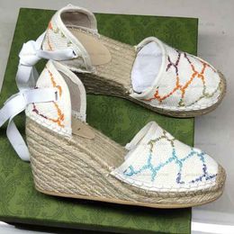 Sandalias de plataforma de verano para mujer, sandalias de cuña a la moda de diseñador, zapatos de playa de cuero auténtico de lona bordada para mujer con bolsa para el polvo