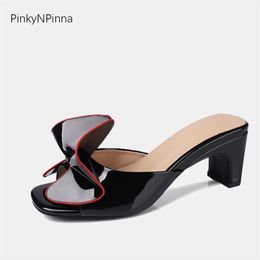 Été Femmes Pantoufles En Cuir Verni Mules Papillon Noeud Design Moderne Chunk Talons Hauts Peep Toe Dames Robe Tongs Y200423 GAI GAI GAI