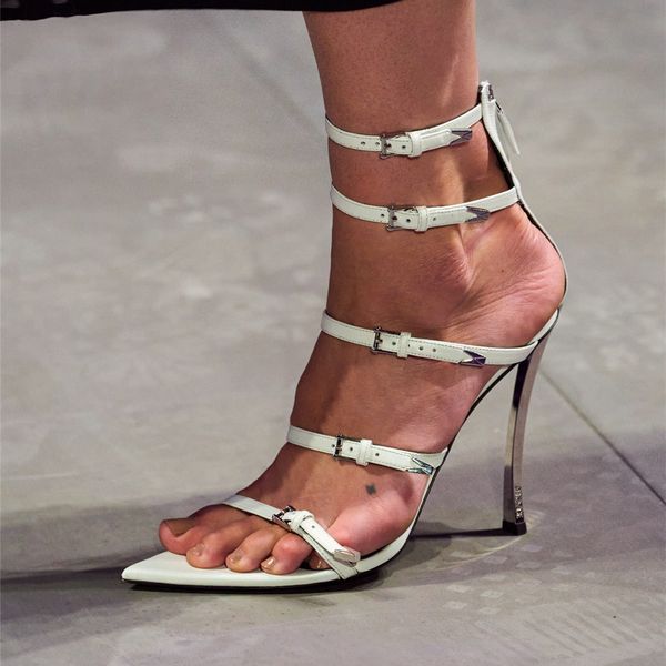 Sandalias de verano para mujer Nuevas sandalias sexis delgadas con hebilla de tacón alto Modelo Show Semana de la moda de París Zapatos de metal