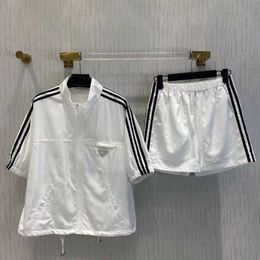 Ensemble de shorts élastiques et manches courtes à col montant rayé pour femmes d'été, le tissu en polyester est doux et confortable, mode décontractée décontractée au quotidien.