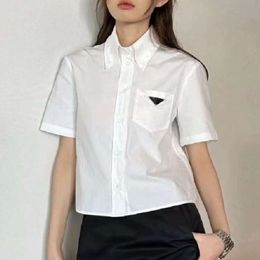 Zomer dames shirt ontwerper shirt vrouwen omgekeerde driehoekige applique shirt revers revers met een met één borsten met korte mouwen luxe blouse