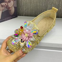 Chaussures féminines d'été Lace Flowers Fashion Sandales féminines respirantes Locs de femmes décontractées plus taille Femmes Mullers 240412