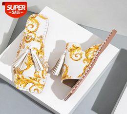 Summer Femmes Slippers Fleurs luxueuses Conception de pantoufles plates Plat-plaies 2021 Sandales de plage de vacances de style romain pour chaussures de femmes 6k6g3330897