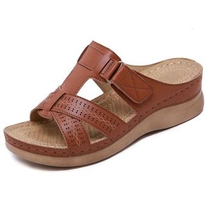 Sandales de coin des femmes d'été Sandales orthopédiques Open Toe Sandales Vintage Anti-Slip Leather Casual Female Plateforme rétro 240403