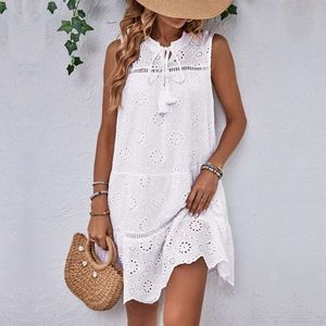 Robe blanche de vacances à la mode pour femmes d'été