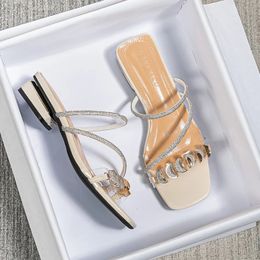 Sandales extérieures pour femmes d'été Chaussures plates décontractées conception de métal élégant de style coréen bureau porte grande taille 43 240403