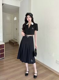 Ensembles d'été pour femmes en deux pièces Blazer Jupe plissée Robe midi Slim Fit High Quality Black Blanc adapté à un lieu de travail ou des situations de vêtements de travail