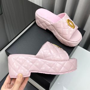 Zomer Dames Wig Platform Hakken Slippers Instap Sandalen Designer Hardware Matelasse Gewatteerde Textuur Slides Outdoor Casual Strandschoen Roze Geel Zwart Muilezels