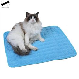 Summmer Dog Mat Koelijkussen voor Cat Pet Sofa Bed Foldbare deken voor kleine middelgrote honden wasbare auto koud kussen 240411