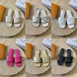 Summner Sandales de luxe pour femmes Mules de bureau Hommes REVIVAL Sandales en cuir verni Designer Mocassins en relief Tazz Slipper Talon plat Slide Dhgate Vintage Indoor Flip