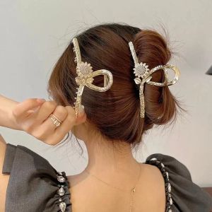 Pince à cheveux géométrique en métal tournesol ajouré, accessoires de cheveux élégants pour dames, pince de bain en forme de crabe croisé pour femmes, mode fille