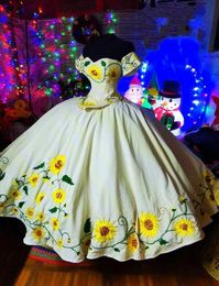 Tournesols brodés Quinceanera Robes Charro Style Mexicain Hors de l'épaule Corset Sweet 16 Robe Robe de Bal Puffy 15 Ans Brithday