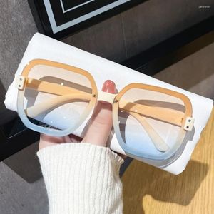 Lunettes de soleil 1pc Fashion Femme surdimensionnée Brand Designer Vintage Square Sun Glasses Femelle Big Frame Gradient Shades