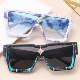 Lunettes de soleil 2021 Design Diamond Femmes parsemées Madames Sun Glasses Square Eyewear Femelle Travel Driving Shades Gafas 226i