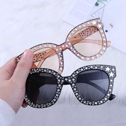 Lunettes de soleil 2022 CRISTAL DIAMOND CAMPLES SUMPLASSES SURROS RETRO CAT Eye Lunettes de soleil Sparkling Star Sunglasses Mirror Shador J240528